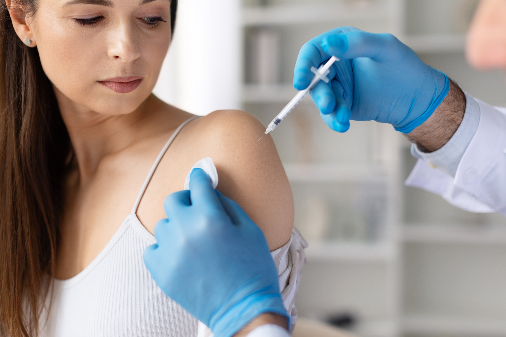 Doctor,Wearing,Blue,Medical,Gloves,Doing,Vaccination,Injection,To,Female